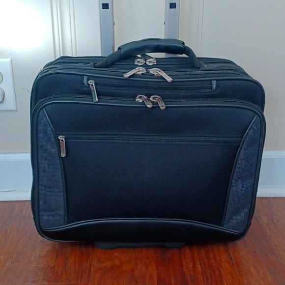 Foray Rolling Laptop/Computer/Pilot/Flight Travel Bag. Multiple Partitions - Picture 2 of 16